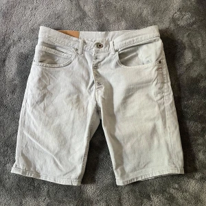 Dondup shorts - Säljer ett par sjukt goa dondupshorts. Perfekt till sommaren. Svåra att få tag på begagnade till mitt pris. Det är byxorna på bilden, inget annat. Fraktas samma dag som det köps. Skick 9/10. 