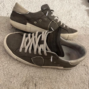 Philippe Model - svin feta fille skor passar många outfits nu till sommaren, mörk gröna och sitter fint på! kom privat för fler frågor (priset är inte hugget i sten)