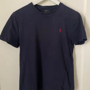 Mörkblå t-shirt från Polo Ralph Lauren - Skick: Som ny, lite sliten på loggan vid nacken. Nypris: 900kr, Pris kan diskuteras 🙂