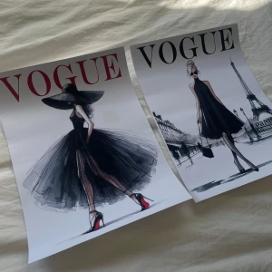 Vogue posters från Paris - Köpte dessa Vogue posters i Paris för 15€ var (≈150kr) och de har inte satts upp någonstans utan är helt orörda. De är så nya att de fortfarande är lite böjda från när de va köpa och ihoprullade!! Passar perfekt till ett sovrum eller vardagsrum med lite extra elegans! Så snygga😍