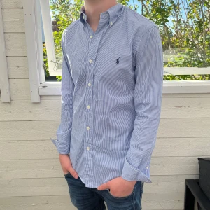 Randig Ralph lauren skjorta - Säljer nu min väldigt fina Ralph lauren skjorta, väldigt bra och skick och inga tecken på användning, modellen är slim fit och sitter väldigt bra, bara att skriva vid du funderingar och den postas inom 48h