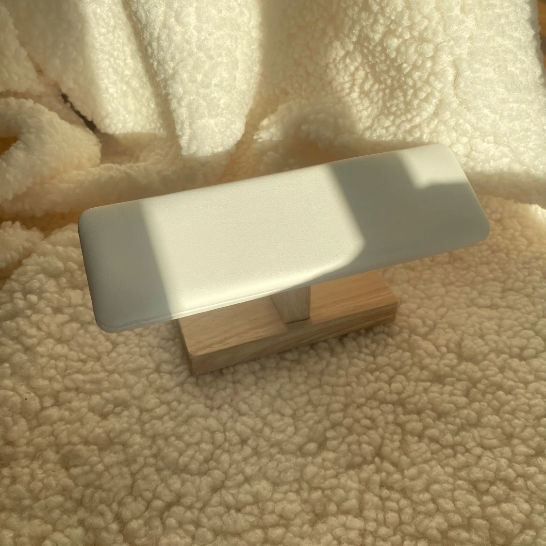 Armbandställ i trä och vitt konstläder