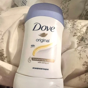Dove invisible dry deodorant stick 2st - Dove invisible dry deodorant stick med återfuktande kräm och doft av vit fresia och violblomma. Ger 48 timmars skydd och är testad på 100 färger för att inte lämna vita märken. Vit förpackning med blå text och brunt lock.