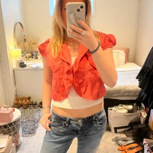 orange bolero - supersnygg unik bolero i orange/korall! står ingen storlek men passar mig som vanligtvis bär s/m💕