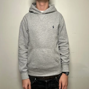 Ralph Lauren Hoodie - Ralph Lauren hoodie i strl M. Bra skick. Nypris: ~2000kr. Vårt pris: 700. Modellen är 188cm och väger 75kg. Tveka inte på att skriva vid eventuella frågor eller funderingar!