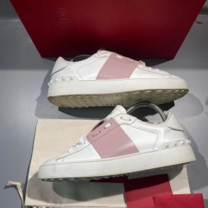 Valentino skor - Hej! Säljer nu mina skor från märket Valentino, storlek 38 bra skick, givetvis äkta. Tveka inte på att höra av dig om du har frågor eller funderingar kring skorna! 