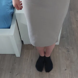 Beige kjol med slits - Säljer en beige kjol i mjukt material med slits på sidan. Kjolen har en rak passform och går ner till vaden. Perfekt för dig som gillar stilrena och enkla plagg. Midjemodell och utan synliga detaljer framtill. Storlek 120 men passar mig som är 146