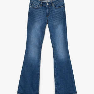Bootcut jeans  - Snygga jeans från veromoda, nästan aldrig använda❤️ Ursprungs pris: 499,95 kr. Med tanke på att de nästan är helt nya och oanvända så landar priset på 335 krmen pris kan självklart sänkas och diskuterats🥰