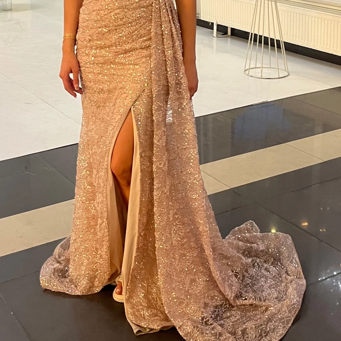 Champagnefärgad glittrig långklänning med slits - 1