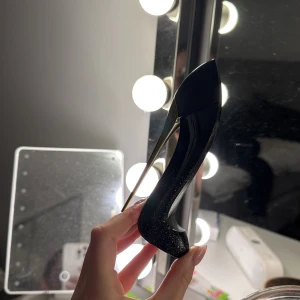 Carolina Herrera Good Girl Supreme  - Sista bilden så mycket är den fylld! Har test sprutat kanske 3 gånger men inte mer än så! 30ml