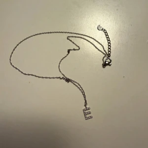 Edblad halsband  - Edblad halsband med bokstaven E på, säljs då jag endast använder guld smycken
