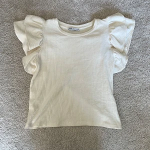 Volang topp - Super söt topp med volanger från Zara🤍Köpt för flera år sen men kommer inte till användning längre. Är i strl M men liten i storleken🤍
