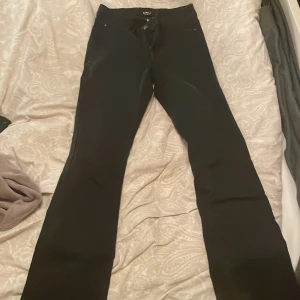Svarta bootcut jeans från Only strl 32/XS - Svarta bootcut jeans från Only. Mid waist. Nästan helt oanvända.