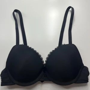 Svart push-up bh från Twilfit med spetskant - Svart push-up bh med spets från Twilfit, storlek står på bilderna, välanvänd (normala skavanker, som nopprig ex) men ändå bra skick💝