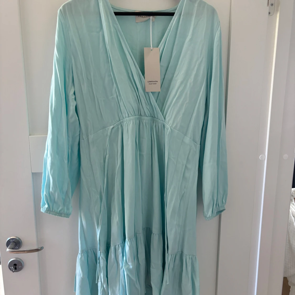 Ljusblå omlottklänning Lemonada