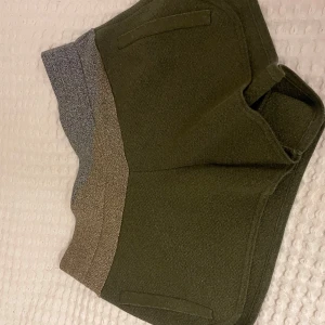 Glittriga shorts från Zadig & Voltaire - Snygga shorts från Zadig & Voltaire med en glittrig midja. Mycket bra skick, pris går att diskutera☺️