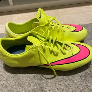 Nike mercurial vapor  - Sällsynta Nike mercurial vapors med skruvdobb, skick 9/10. Hör av er vid minsta fundering!☺️