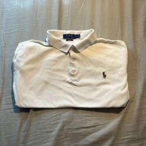 Ralph lauren pike - Stilren Ralph lauren pike mer broderad logga på bröstet. Tröjan är köpt 2025 deras nyaste men den har en pytteliten knappt märkbar defekt på framsidan kom gärna med prisförslag