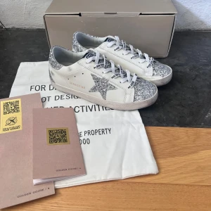 Silvriga Golden Goose skor - Säljer mina jättesnygga Golden Goose i storlek 38 som tyvärr va för stora för mig. Nyskick!! Pris går att diskutera 💓  