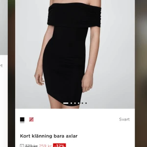 Svart offshoulder kort klänning - Snygg svart kort klänning med offshoulder-design och figurnära passform🖤. Klänningen har en bred, rynkad kant upptill. Jag hade glömt returnera varan så tiden gick ut:/ den är helt helt ny med lapp på!