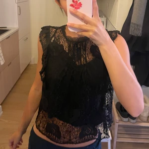 Svart spetsblus med volangdetaljer - Supersnygg svart blus i spets med volangdetaljer! Perfekt för en middag ute verkligen😍💗