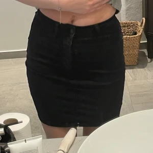 Jeanskjol  - En jeanskjol från Gina tricot i storlek xs💗