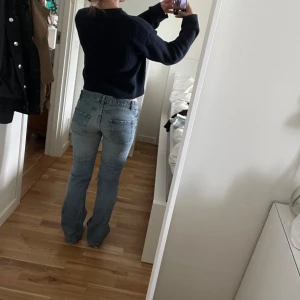 Mina absolut favorit jeans🤍🤍 - Säljer ett par jeans i ljusblå tvätt med bootcut passform. Klassisk femficksmodell med snygga slitningar och detaljer i kopparfärg. Jeansen har låg midja och är tillverkade i mjukt denimtyg. Dessa jeans är mina absolut favoriter men är tyvärr för små därför kan jag inte visa bilder på hur de sitter fram men skriv om ni har frågor🤍🤍