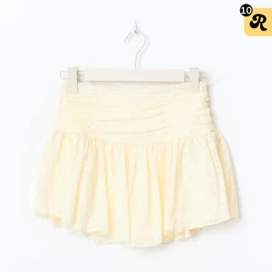 Ljusgul volangkjol i spets - Supersöt ljusgul kortkjol med volang. Perfekt för varma dagar när du vill känna dig extra söt och somrig. Använd max 4 gånger men är som ny🥰 