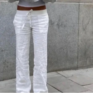 Vita linnebyxor från Alobha - Säljer mina fina Alobha linnebyxor i storlek XS, som är helt slutsåld på hemsidan💕Tecken på användning men varit väl omhändertagen!! skriv privat för fler bilder/frågor🤩🤩🫶🏼