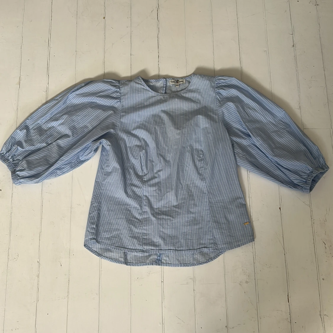 Blå blus med vita ränder från Hamptons Republic