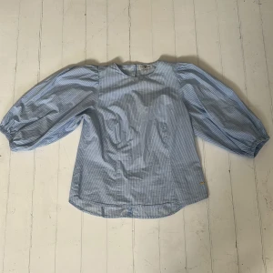 Blå blus med vita ränder från Hamptons Republic - Säljer denna fina blus från Hamptons Republic i mycket bra skick! Perfekt att ha på varma sommardagar!🤗