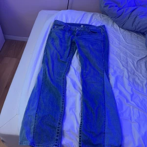 True Religion bootcut jeans blå, stl 30 - Säljer ett par jätte snygga jeans från true religion som är omsydda till bootcut. Säljer pga kommer knappt till användning. Nypris: ca 1300kr. Pris går alltid att diskutera❣️