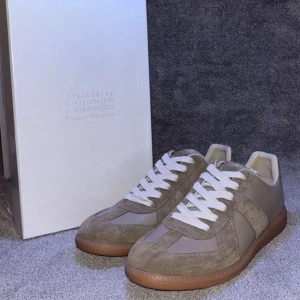Maison margiela gats - Hej, Säljer mina Maison margiela gats i färg oliv grön och storlek 43, dom är i mycket bra skick och dom har inga deffekter eller annat konstigt, Vid intresse är det bara att höra av sig😁