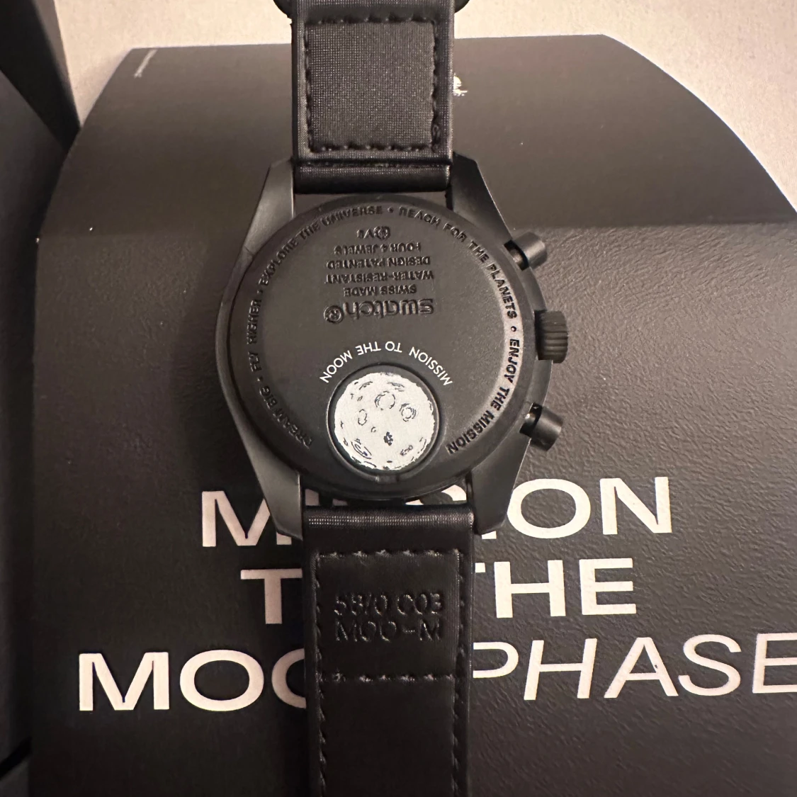 Säljer en helt ny och oanvänd SwatchMission to the MoonPhase Bioceramic MoonSwatch.  - 1