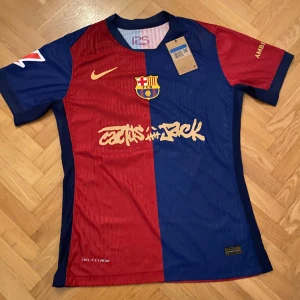 FC Barcelona Lamine Yamal tröja Nike M - FC Barcelona matchtröja i rött och blått från Nike, med Lamine Yamal och nummer 19 på ryggen. Även en schysst La liga patch på sidan av tröjan. Priset går att diskutera