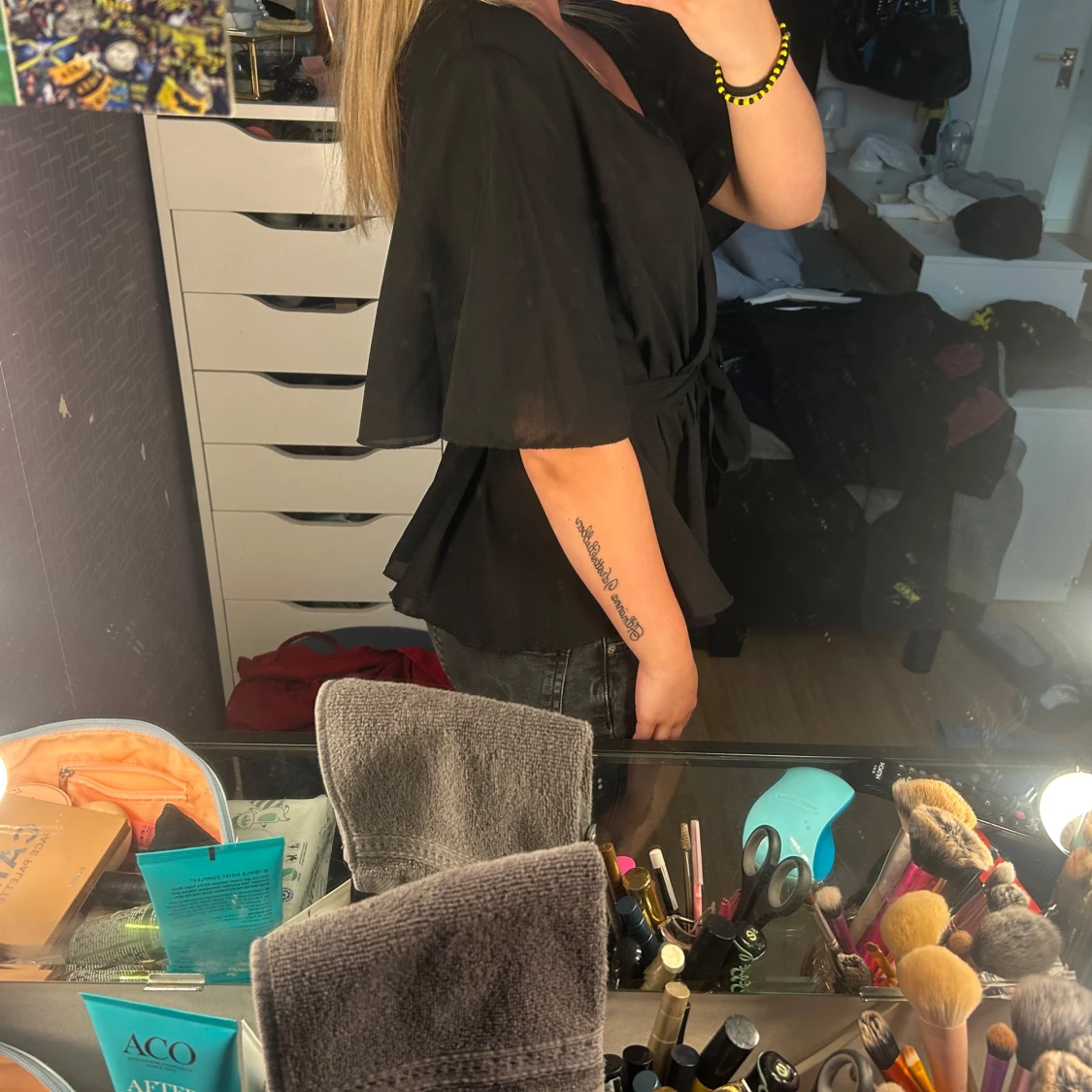 Svart blus med knytband - 1