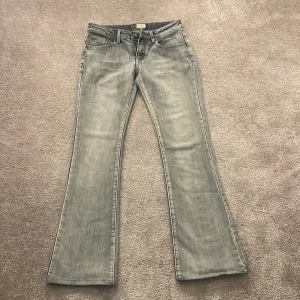 Bootcut jeans från P and T Collection - Snygga ljusblåa lågmidjade bootcut jeans från P and T Collection med broderade bakfickor. Köptes ifrån Vinted men alldrig kommit till användning. Dessa är i storlek 34 (xs) skulle jag säga. 