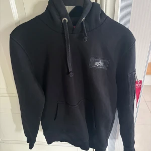 Alpha industries hoodie - Sjukt snygg högkvalitativ svart Alpha Industries hoddie i storlek s