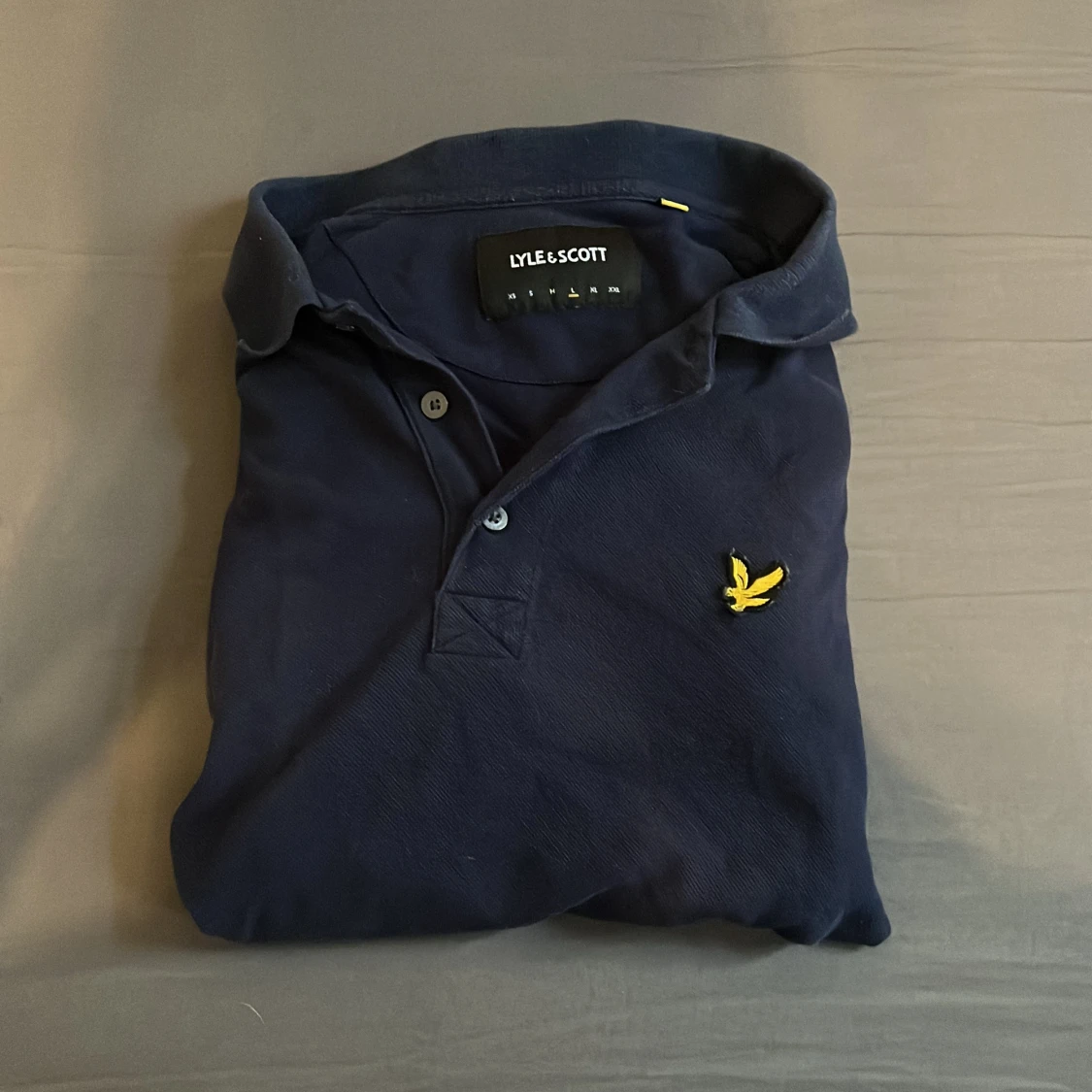 Marinblå pikétröja från Lyle & Scott
