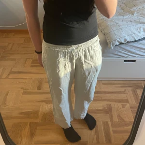 Beigea linnebyxor  - Säljer ett par ljusbeige linnebyxor med avslappnad passform och resår i midjan. Byxorna är i storlek 140 vilket är för litet för mig därav ser de lite konstiga ut på bilden. Superfina och använda lite 🩷