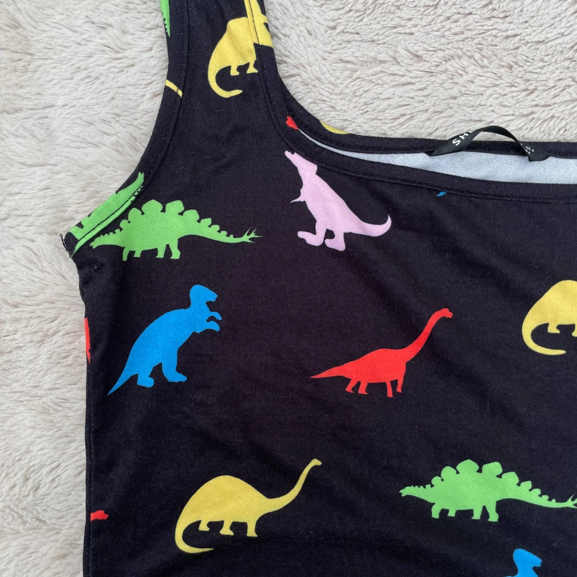 Svart crop top med färgglada dinosaurier - 1