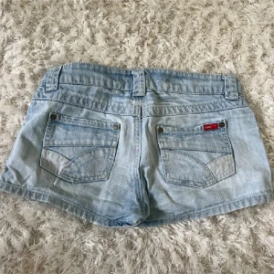 Jeansshorts - Midjemått: 39cm rakt över 💕