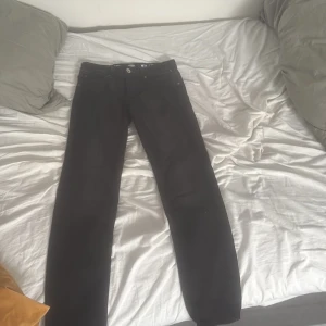 Svarta tapered jeans från Petrol. använt ca 2 gånger bra skick säljer för att de va för små  - Svarta jeans från Petrol i modellen Russel, regular tapered fit. Klassisk femficksdesign, knapp och dragkedja framtill samt snygga detaljer vid midjan. Perfekta för dig som gillar en smalare passform men ändå vill ha lite utrymme vid låren.