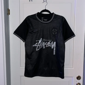 Svart nike x Stüssy brasilianska fotbollströja - Nike x stüssy. Har använt 2 gånger 
