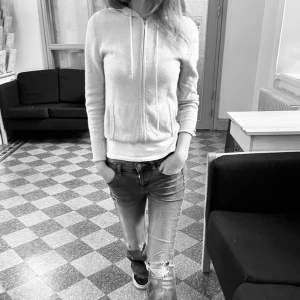 Beige zip up hoodie - Supermjuk beige hoodie, storlek xs och helt oanvänd. Märket är okänt men är exakt som softgoat. Skriv för fler bilder💓