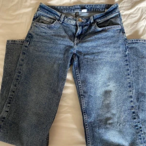 Low waist jeans  - Säljer ett par snygga blå Low waist jeans från HM. De är i storlek 36/s. Jeansen har en bootcut/straight passform och är perfekta för vardagsbruk. De är i bra skick och redo för en ny ägare! Säljer då de är lite korta på mig 🥰