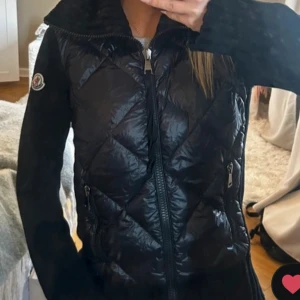Söker svart quiltad jacka från Moncler - Söker svart jacka från Moncler med quiltad front och ärmar i stickad kvalitet. Storlek xs eller s. Jackan ska vara i bra skick. Hör av dig om du säljer eller vet någon som säljer. 
