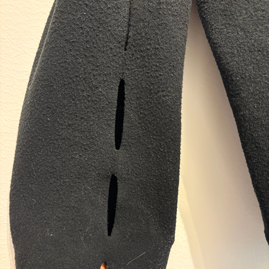 Svart stickad tröja med slitsade ärmar - 2