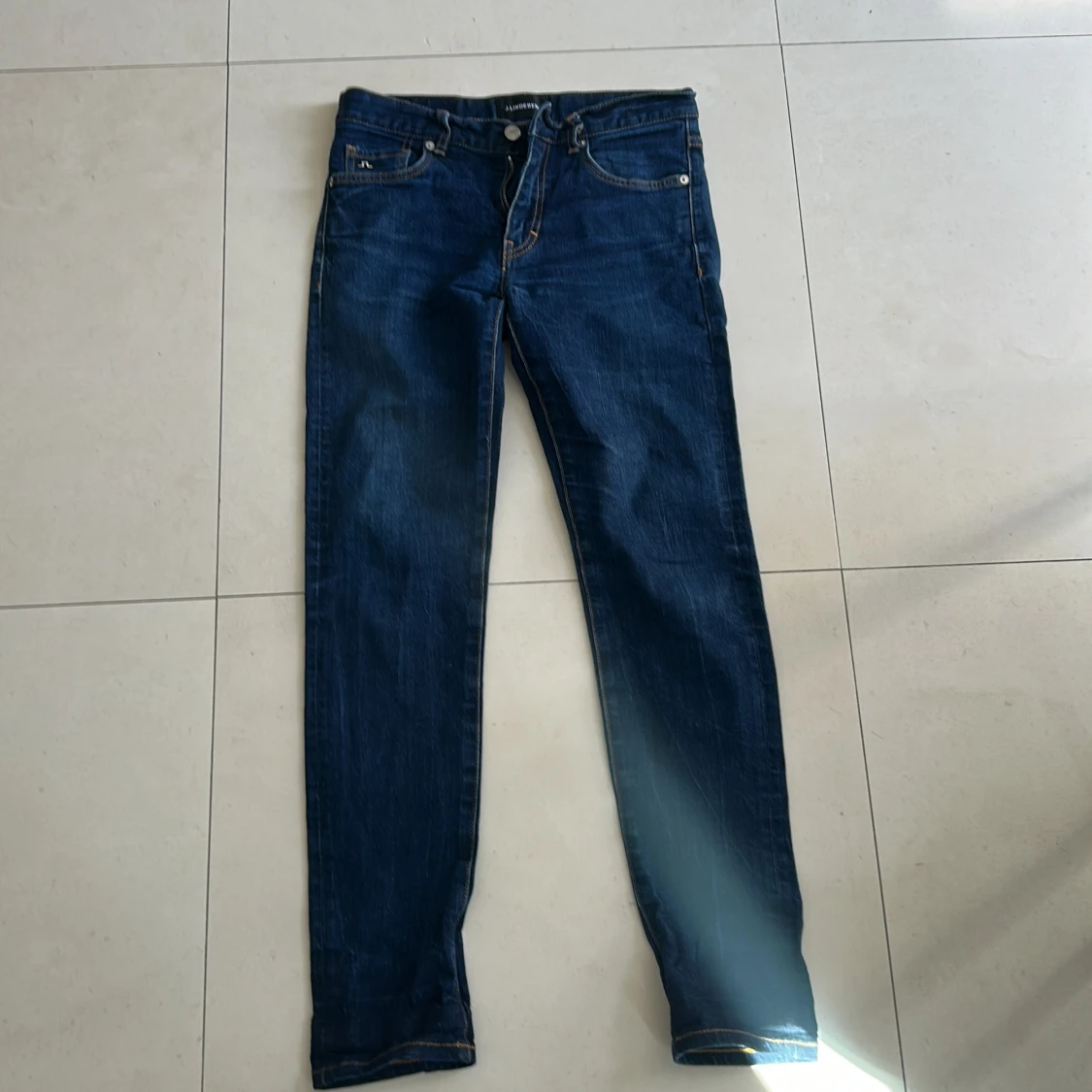 Mörkblå skinny jeans från J.Lindeberg