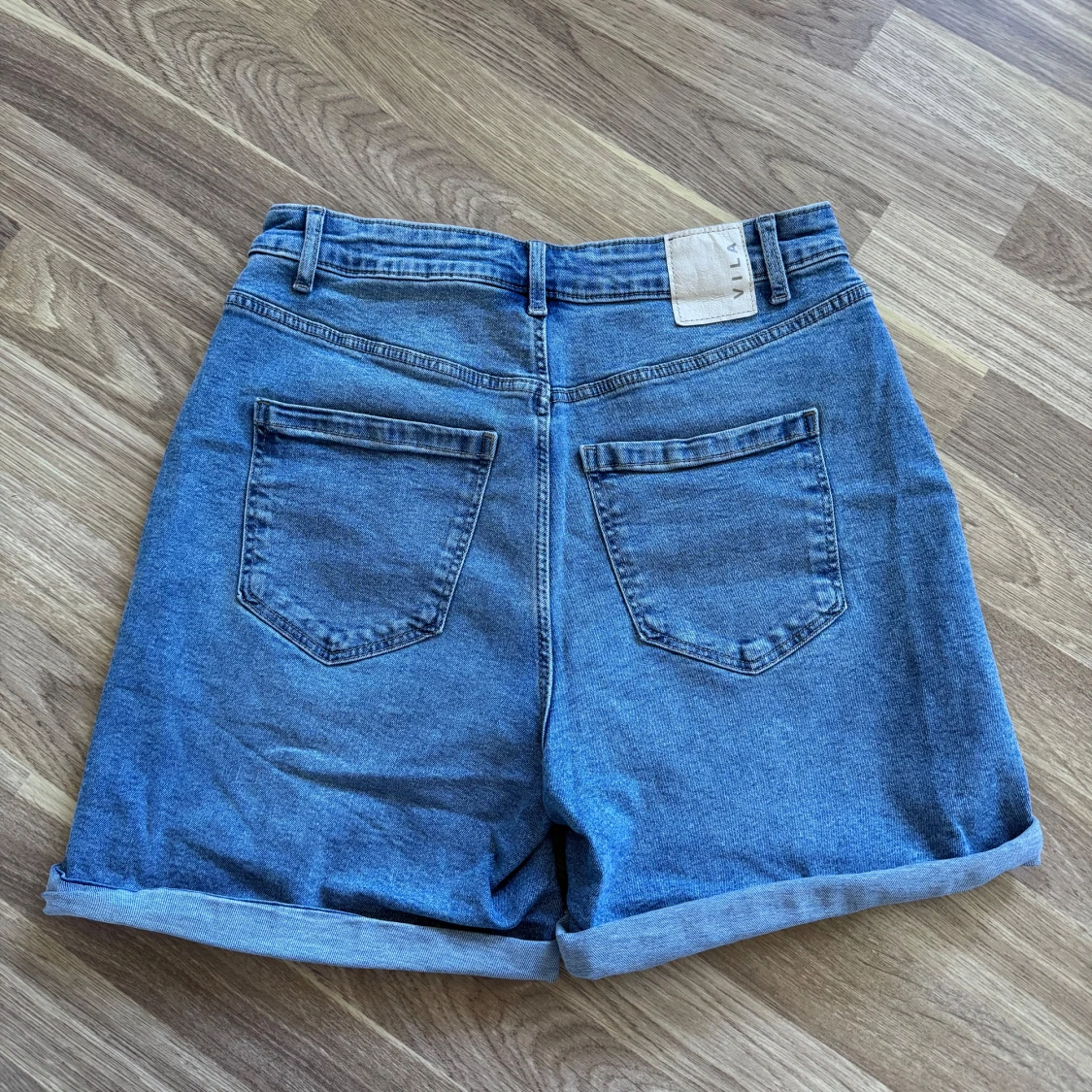 Blåa jeansshorts från Vila, hög midja - 1